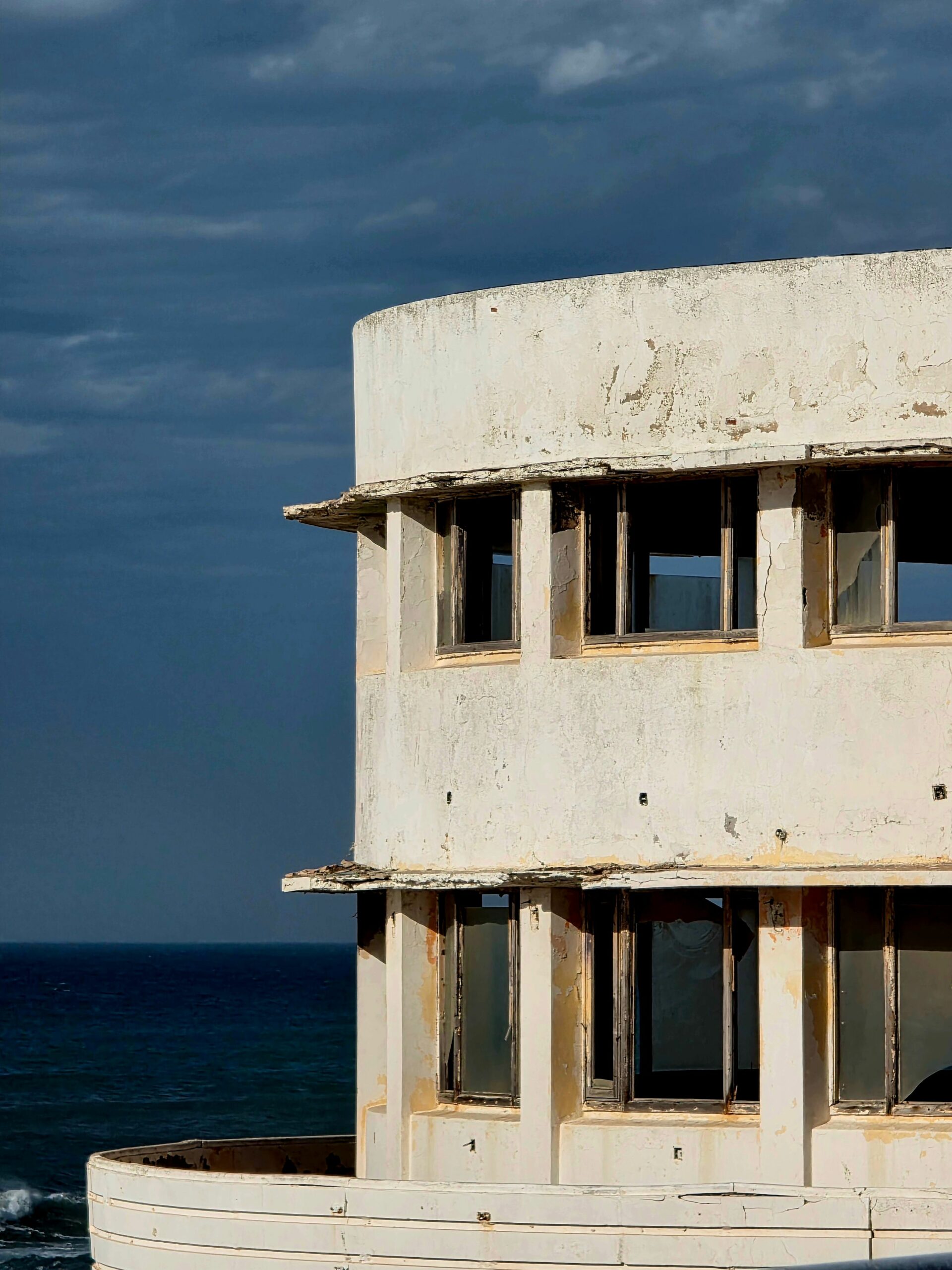 Ouvrage attaqué par la corrosion au fil du temps.
